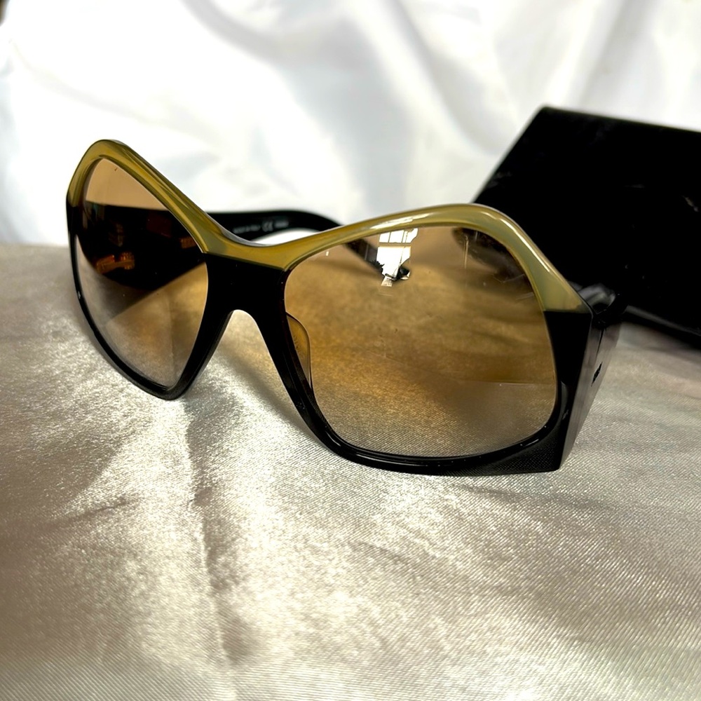 Authentic FENDI FS5340 2-Tone Black Vintage Sunglassess PreOwned. Rare Find.